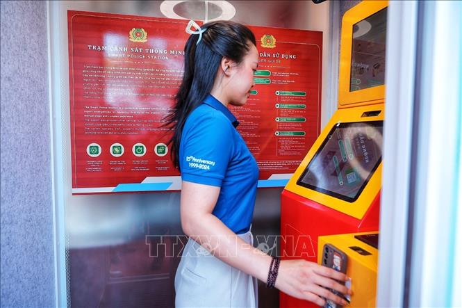 Người dân trải nghiệm Kiosk “Trạm Cảnh sát thông minh” sau khi mô hình được triển khai thí điểm. (Ảnh: Phạm Tuấn Anh/TTXVN)
